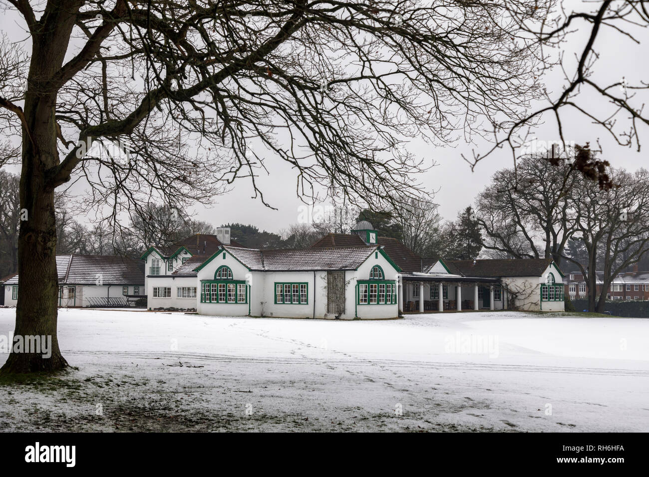 Woking, Surrey, au sud-est de l'Angleterre, Royaume-Uni, 01 février 2019. Après une nuit froide avec un peu de neige, une légère couche de neige recouvre le terrain de golf à Woking Golf Club à Hook Heath, Woking, Surrey, UK. La terne, sombre, météo ciel gris de plomb et des températures de gel produire un presque monochrome / paysage monochromatique et résulter en personne à l'extérieur jouer au golf : pas un bon jour pour être à l'extérieur à jouer au golf. Credit : Graham Prentice/Alamy Live News. Banque D'Images