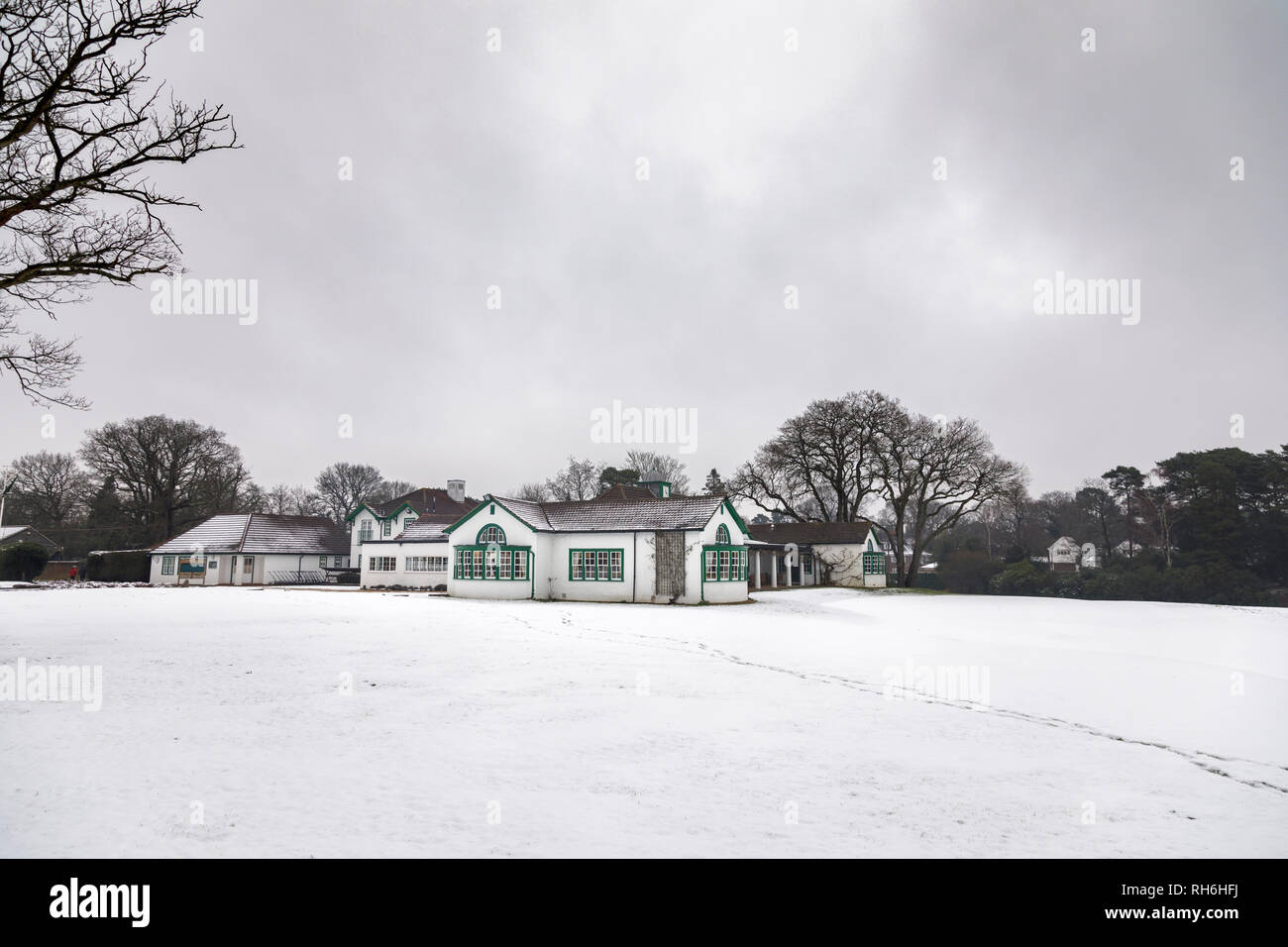 Woking, Surrey, au sud-est de l'Angleterre, Royaume-Uni, 01 février 2019. Après une nuit froide avec un peu de neige, une légère couche de neige recouvre le terrain de golf à Woking Golf Club à Hook Heath, Woking, Surrey, UK. La terne, sombre, météo ciel gris de plomb et des températures de gel produire un presque monochrome / paysage monochromatique et résulter en personne à l'extérieur jouer au golf : pas un bon jour pour être à l'extérieur à jouer au golf. Credit : Graham Prentice/Alamy Live News. Banque D'Images