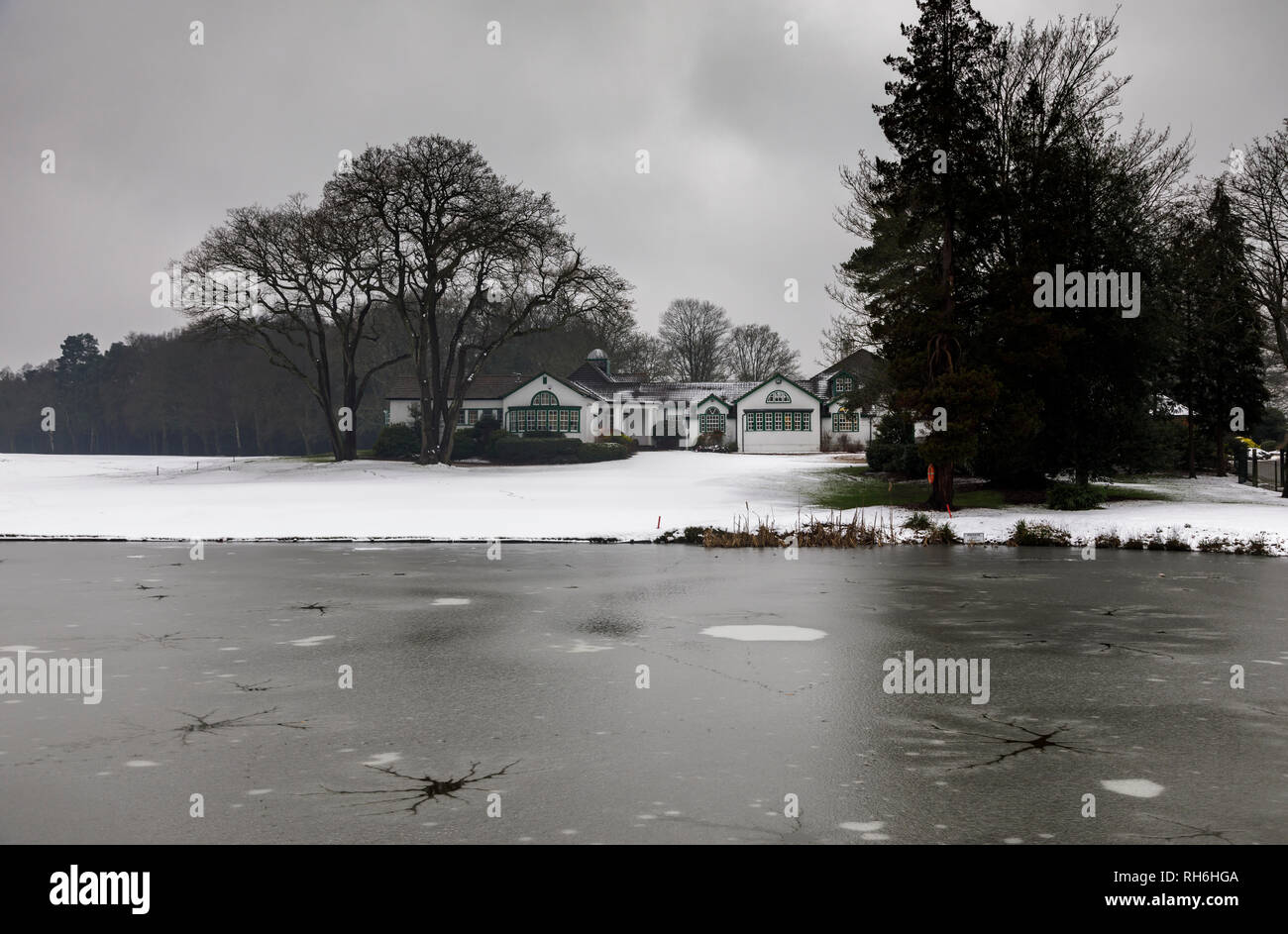 Woking, Surrey, au sud-est de l'Angleterre, Royaume-Uni, 01 février 2019. Après une nuit froide avec un peu de neige, une légère couche de neige recouvre le terrain de golf à Woking Golf Club à Hook Heath, Woking, Surrey, UK. La terne, sombre, météo ciel gris de plomb et des températures de gel produire un presque monochrome / paysage monochromatique et résulter en personne à l'extérieur jouer au golf : pas un bon jour pour être à l'extérieur à jouer au golf. Credit : Graham Prentice/Alamy Live News. Banque D'Images