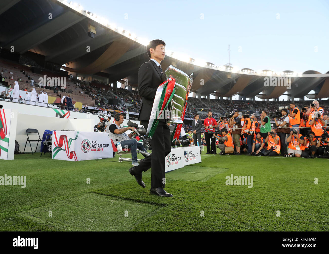 Abu Dhabi, Emirats arabes unis (EAU). 1er février, 2019. Park Ji-Sung apporte le trophée dans la cour avant le match final entre le Japon et le Qatar lors de la coupe d'Asie de l'AFC 2019 à Abu Dhabi, Emirats arabes unis (EAU), le 1 février 2019. Crédit : Li Gang/Xinhua/Alamy Live News Banque D'Images