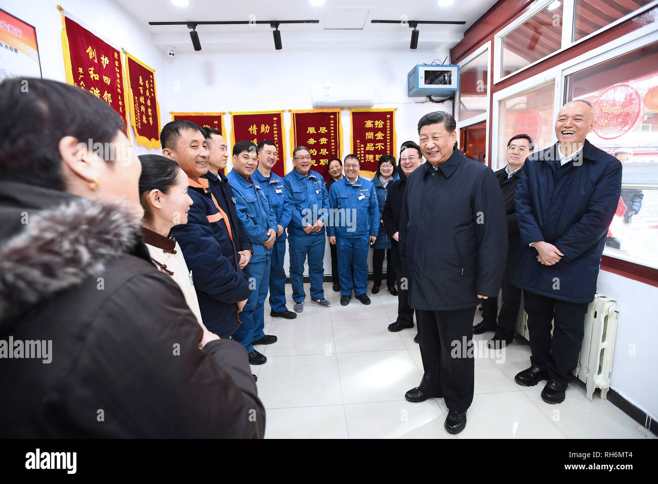 (190201) -- BEIJING, le 1 février 2019 (Xinhua) -- le président chinois Xi Jinping, également secrétaire général du parti communiste de Chine et président du Comité central de la Commission militaire centrale, s'agit d'une propriété centre de services et des entretiens avec le personnel et les travailleurs de la communauté qu'il visite un 'road' ou traditionnelle Alley, dans la région de Qianmen dans le centre de Pékin, capitale de la Chine, le 1 février 2019. Le président Xi Jinping s'est rendu à Pékin le vendredi au niveau primaire de cadres et des résidents de quartiers du centre-ville d'avance sur la fête du printemps et de la nouvelle année lunaire prolongée salutations à la population chinoise de tous les groupes ethniques Banque D'Images