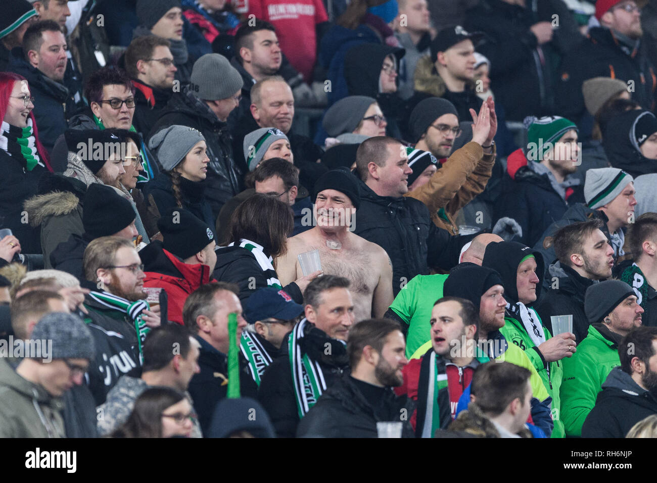 Hanovre, Allemagne. 06Th Feb 2019. Un ventilateur haut du corps gratuitement à basse température dans le bloc. GES/Soccer/Bundesliga : Hanovre 96 - RB Leipzig, 01.02.2019 Le football : 1ère ligue : Hanovre 96 vs RB Leipzig, Hanovre, le 1 février 2019 | Conditions de crédit dans le monde entier : dpa/Alamy Live News Banque D'Images