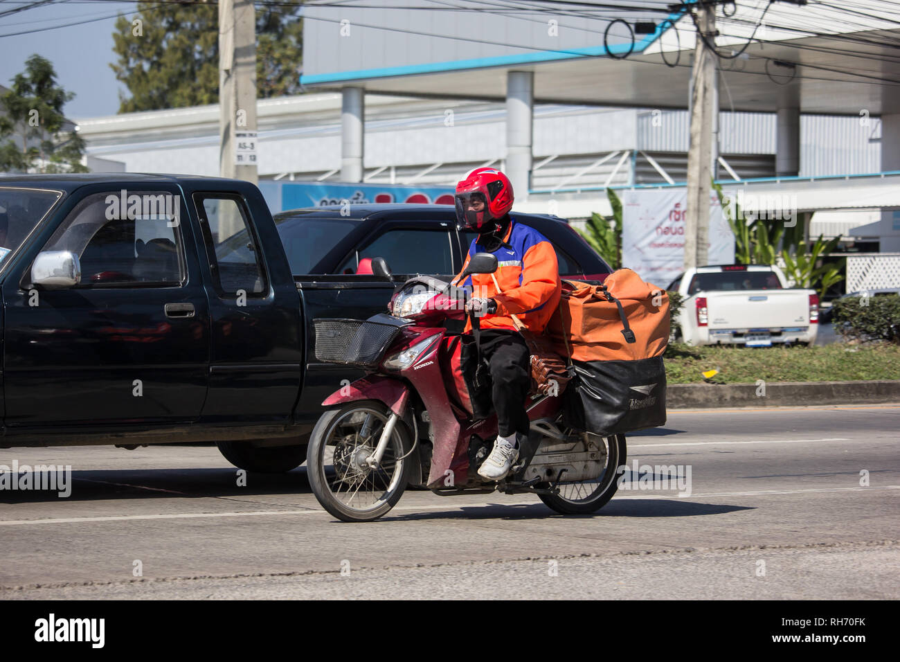 Chiang Mai, Thaïlande - 14 janvier 2019 : Postman et Motercycle de Thaïlande Post. Photo road no.121 à environ 8 km du centre-ville de Chiang Mai, Thaïlande. Banque D'Images