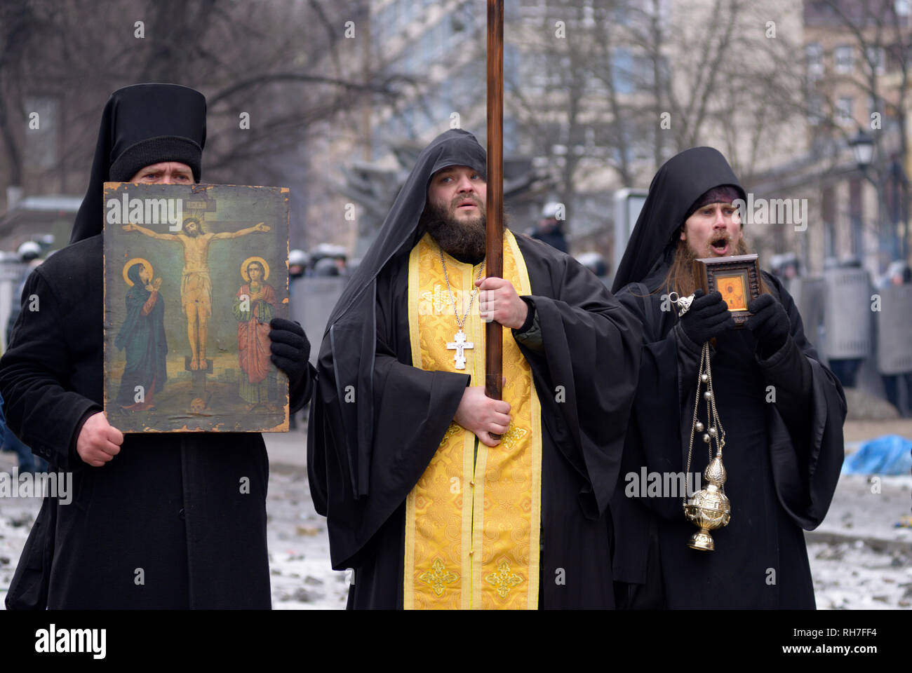 Les prêtres orthodoxes debout devant une rangée de policiers et de prier. Révolution de la dignité. Grushevskogo street. 21 janvier, 2014. Kiev, Ukraine Banque D'Images