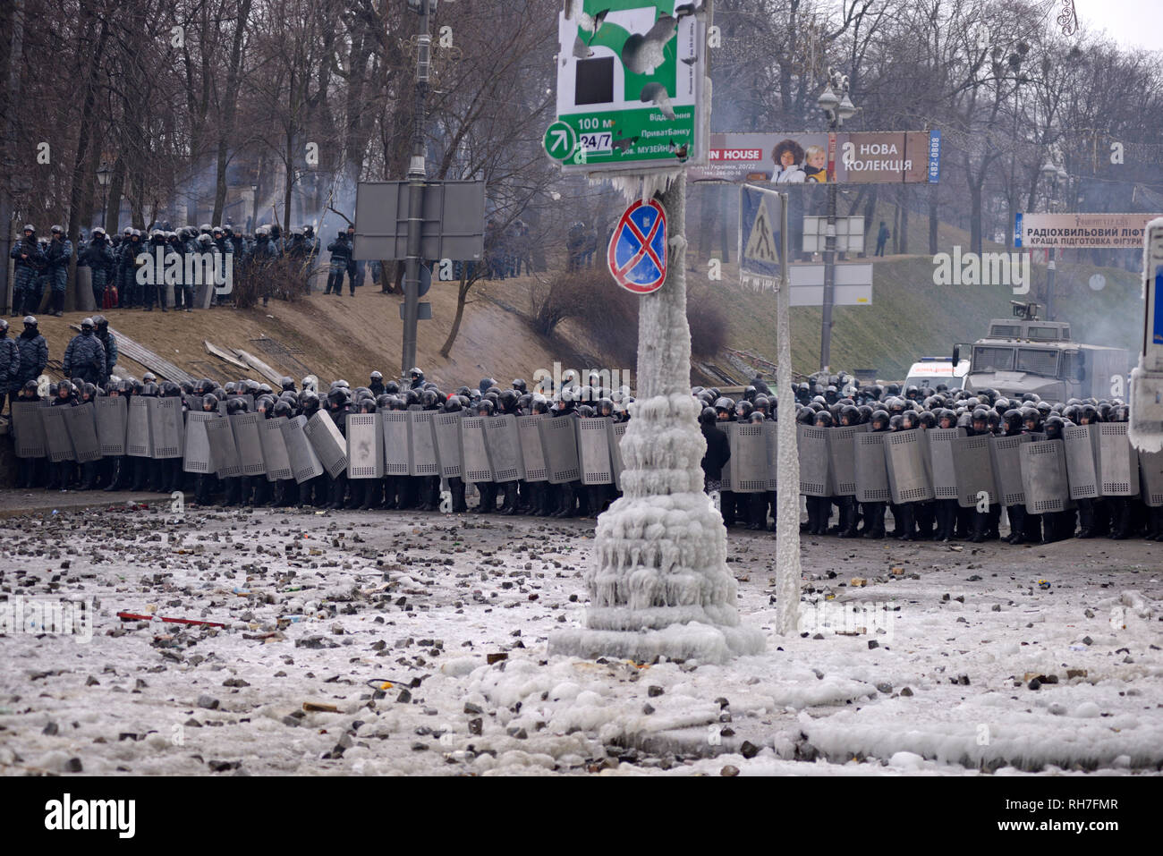 Ligne de police (Berkut) couvrant de boucliers lors de la révolution de la dignité. Grushevskogo street. 21 janvier, 2014. Kiev, Ukraine Banque D'Images