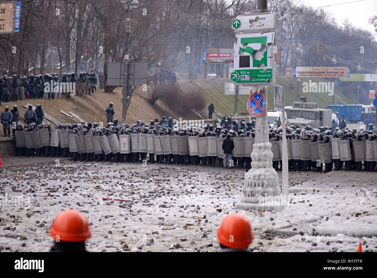 Ligne de police (Berkut) couvrant de boucliers lors de la révolution de la dignité. Grushevskogo street. 21 janvier, 2014. Kiev, Ukraine Banque D'Images
