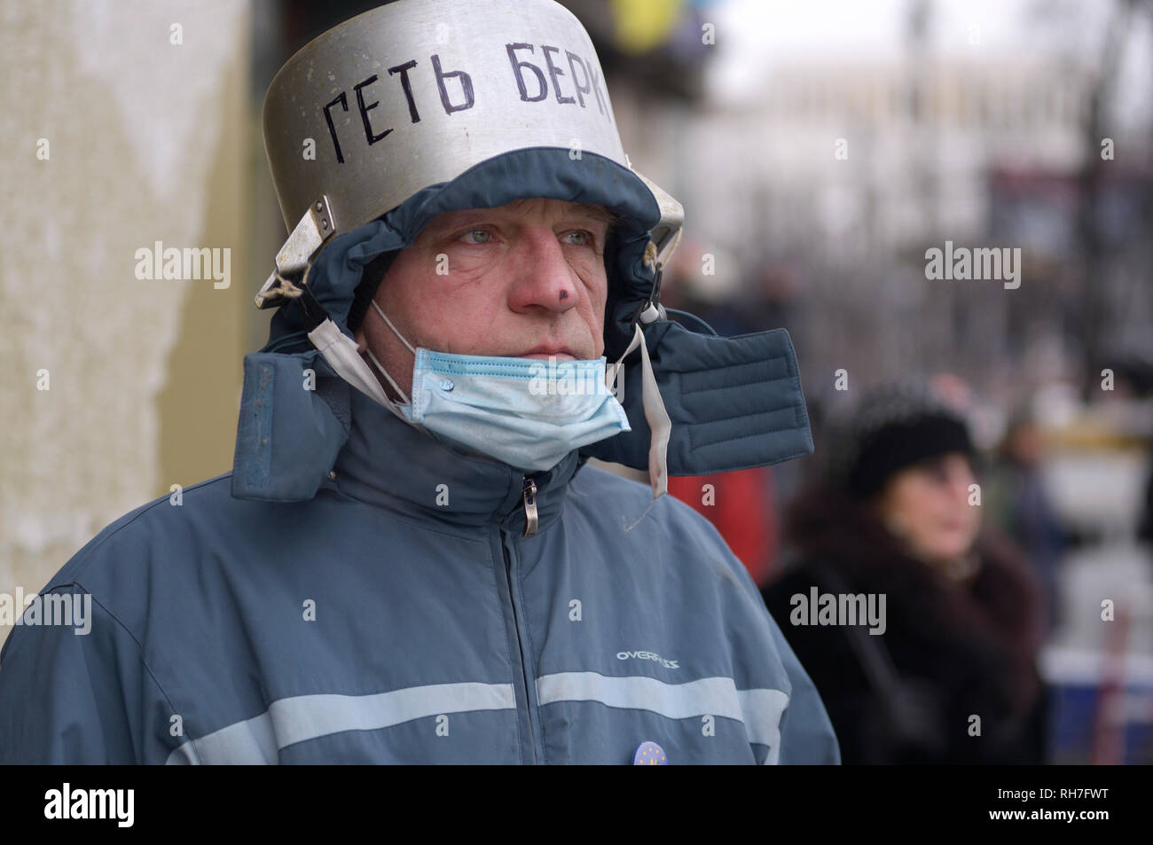 Homme avec une cuisinière sur une tête comme un casque, un texte est écrit : Berkut, sortir. Révolution de la dignité. Grushevskogo street. Janvier 21,2014. Kiev, Ukraine Banque D'Images