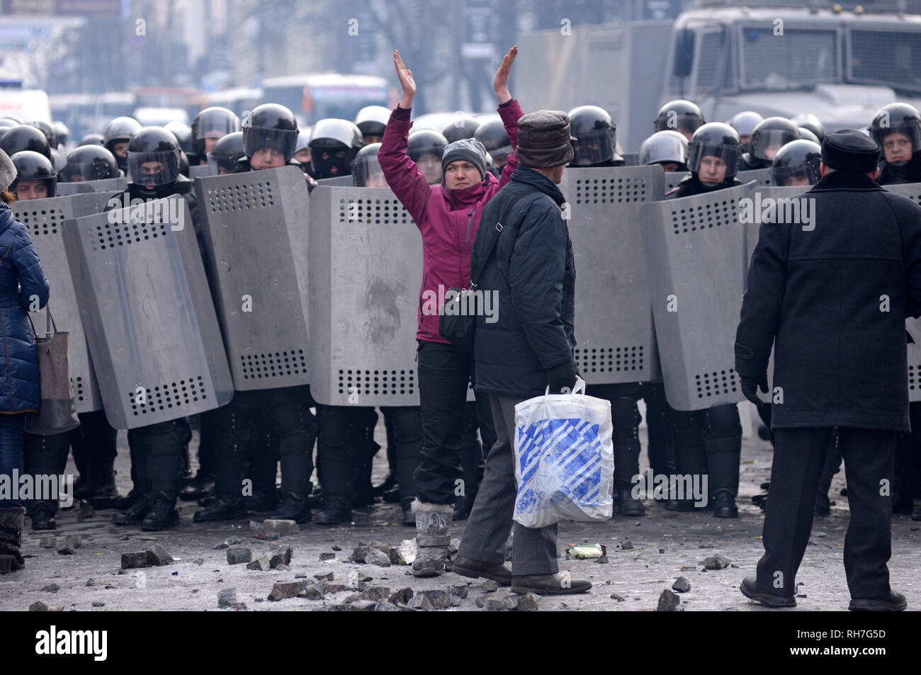Ligne de police (Berkut) lors de la révolution de la dignité, Nadezhda Savchenko Haut les mains. Grushevskogo street. 21 janvier, 2014. Kiev, Ukraine Banque D'Images