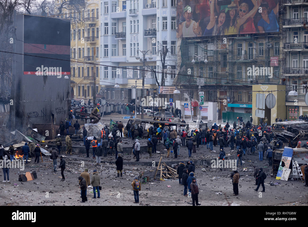 Grushevskogo Street View de barricades, et les manifestants marchant autour. Révolution de la dignité, des affrontements de rue. 21 janvier, 2014. Kiev, Ukraine Banque D'Images
