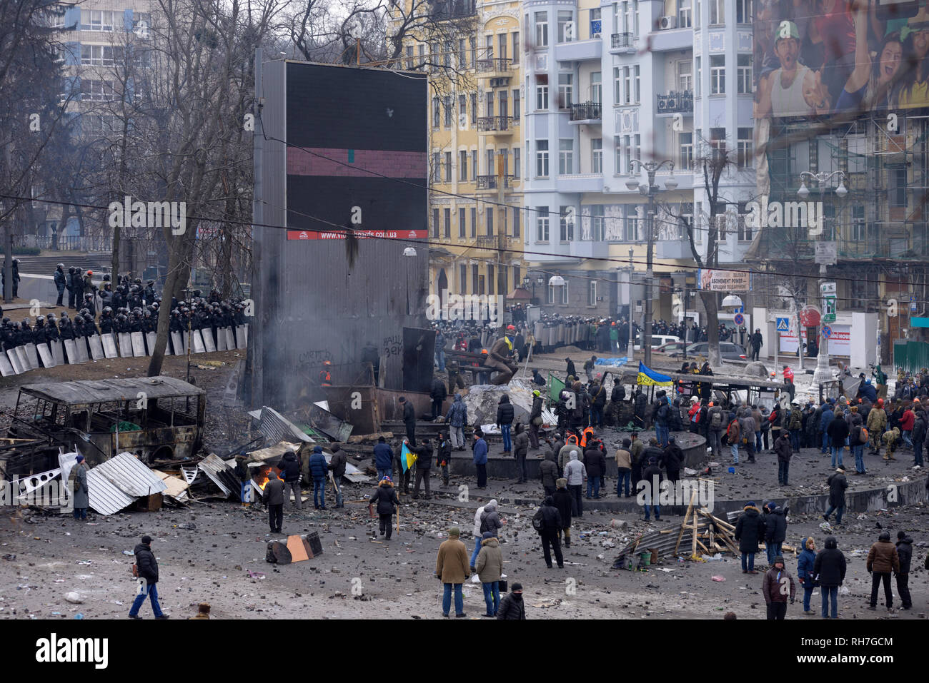 Grushevskogo Street View de barricades, et les manifestants marchant autour. Révolution de la dignité, des affrontements de rue. 21 janvier, 2014. Kiev, Ukraine Banque D'Images