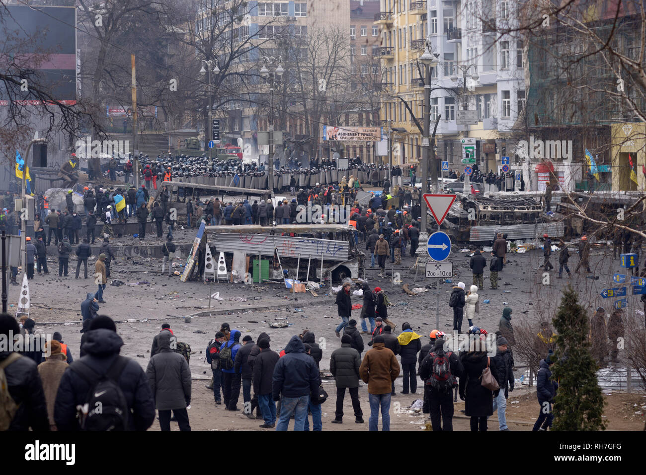 Grushevskogo Street View de barricades, et les manifestants marchant autour. Révolution de la dignité, des affrontements de rue. 21 janvier, 2014. Kiev, Ukraine Banque D'Images