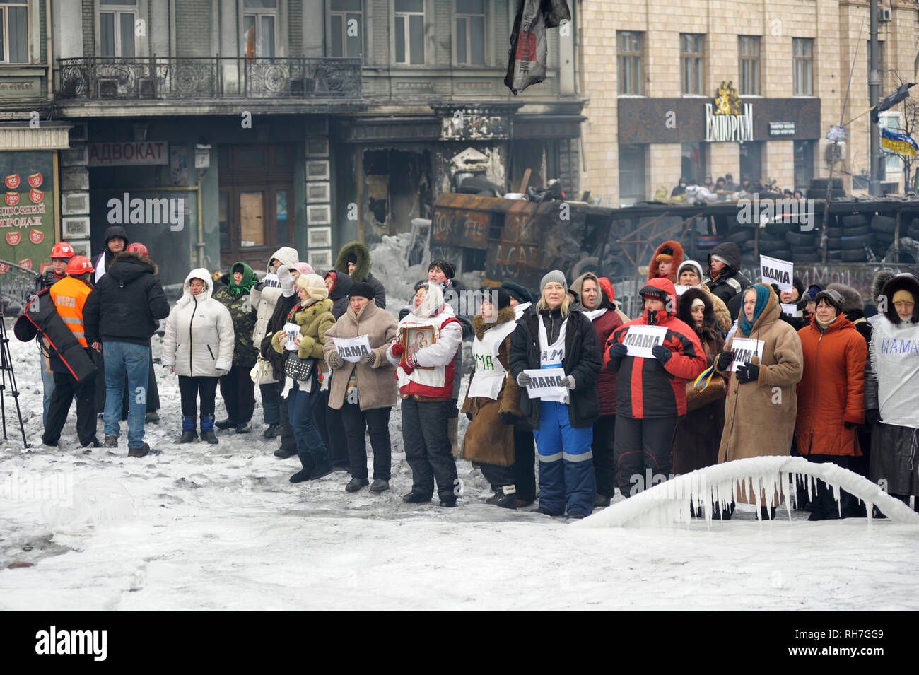 Comité permanent des femmes avec des affiches sur les mères Grushevskogo street au cours de la révolution de la dignité. 21 janvier, 2014. Kiev, Ukraine Banque D'Images