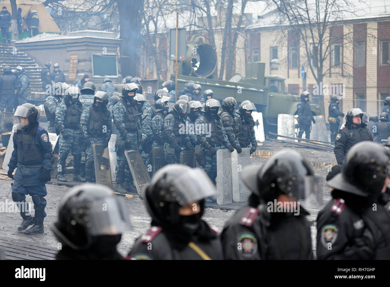 Ligne de police (Berkut) couvrant de boucliers lors de la révolution de la dignité. Grushevskogo street. 21 janvier, 2014. Kiev, Ukraine Banque D'Images
