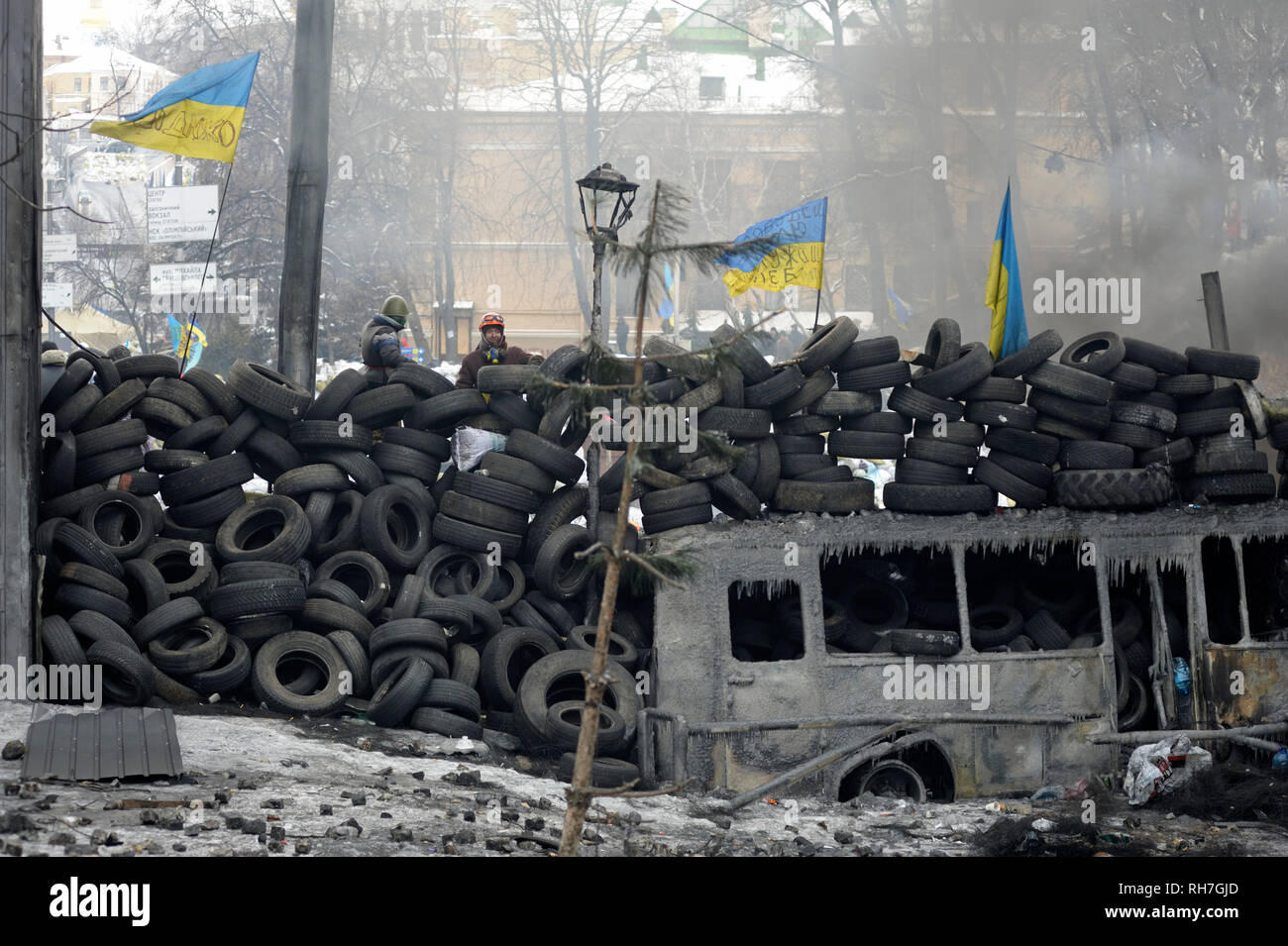 Grushevskogo Street View de barricades, et les manifestants marchant autour. Révolution de la dignité, des affrontements de rue. 21 janvier, 2014. Kiev, Ukraine Banque D'Images