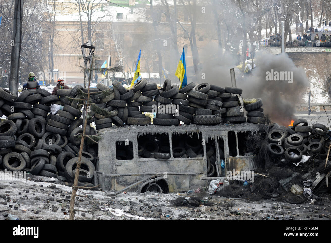 Grushevskogo Street View de barricades, et les manifestants marchant autour. Révolution de la dignité, des affrontements de rue. 21 janvier, 2014. Kiev, Ukraine Banque D'Images