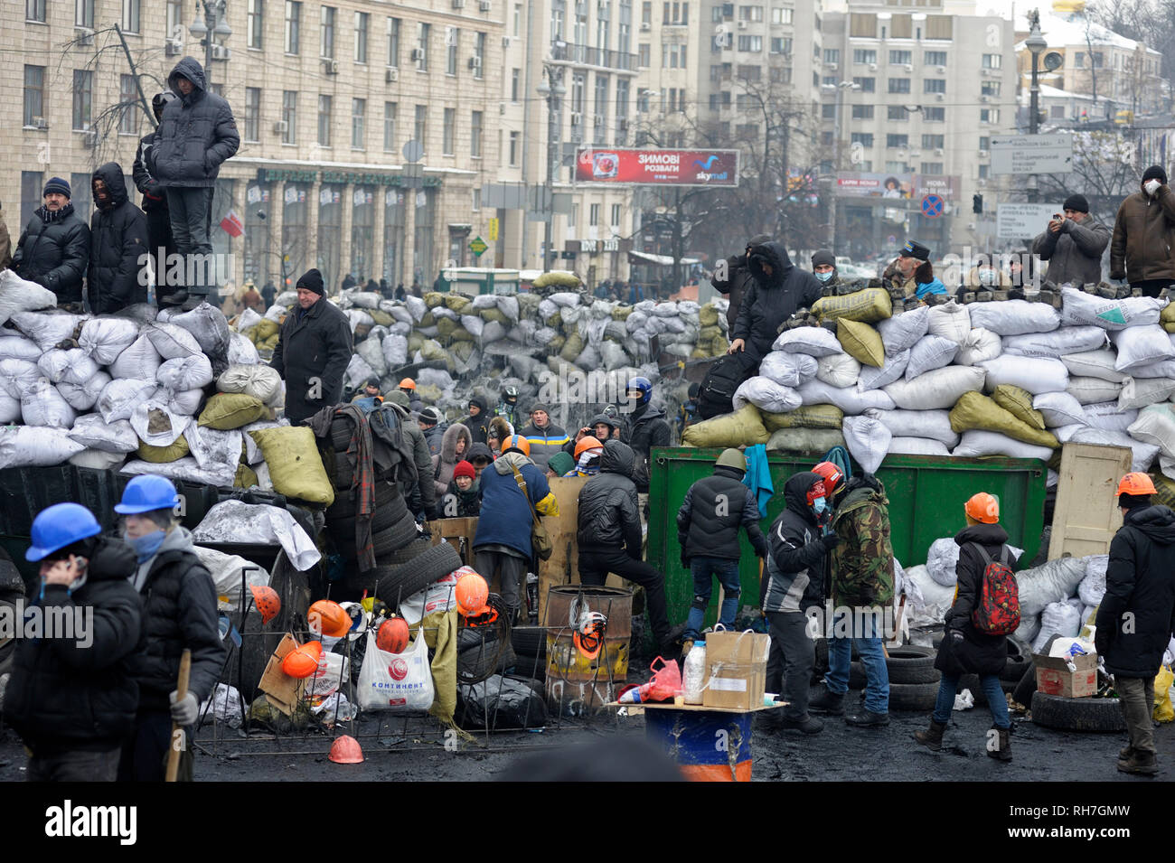 Grushevskogo Street View de barricades, et les manifestants marchant autour. Révolution de la dignité, des affrontements de rue. 21 janvier, 2014. Kiev, Ukraine Banque D'Images