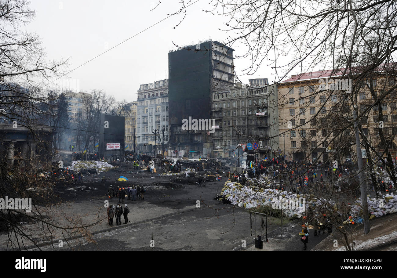 Grushevskogo Street View de barricades, et les manifestants marchant autour. Révolution de la dignité, des affrontements de rue. 21 janvier, 2014. Kiev, Ukraine Banque D'Images