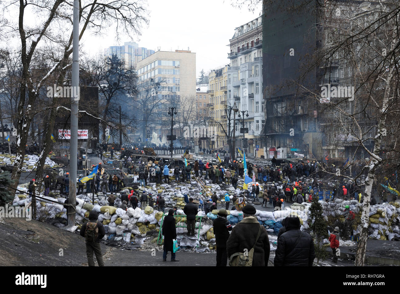 Grushevskogo Street View de barricades, et les manifestants marchant autour. Révolution de la dignité, des affrontements de rue. 21 janvier, 2014. Kiev, Ukraine Banque D'Images