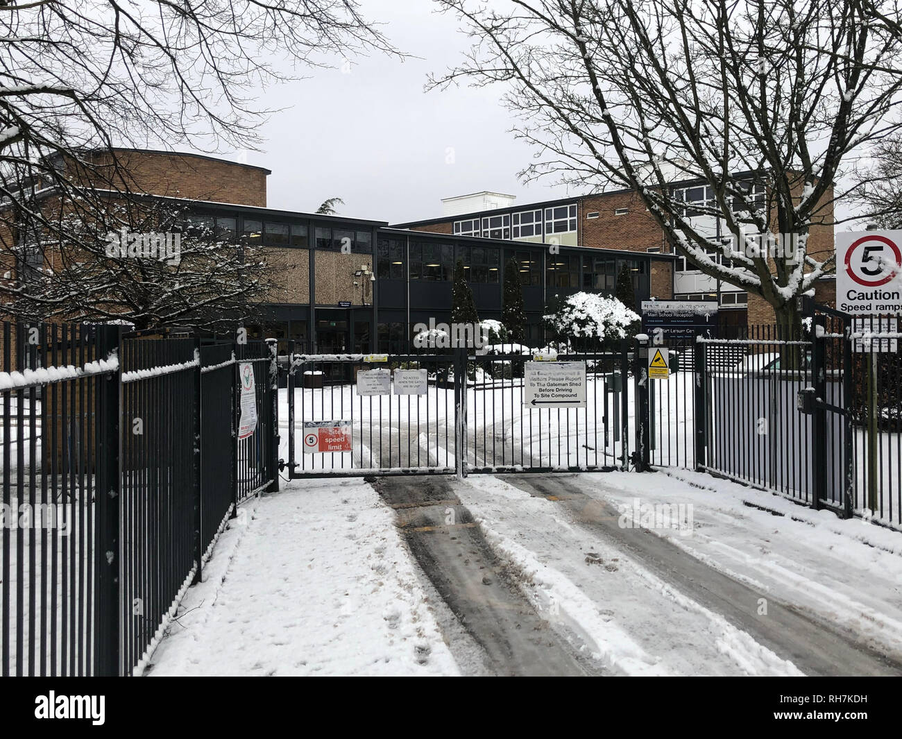 Furze Platt senior school, Maidenhead, qui est l'une des écoles fermées après une nuit de neige hier et a de vastes perturbations. Banque D'Images