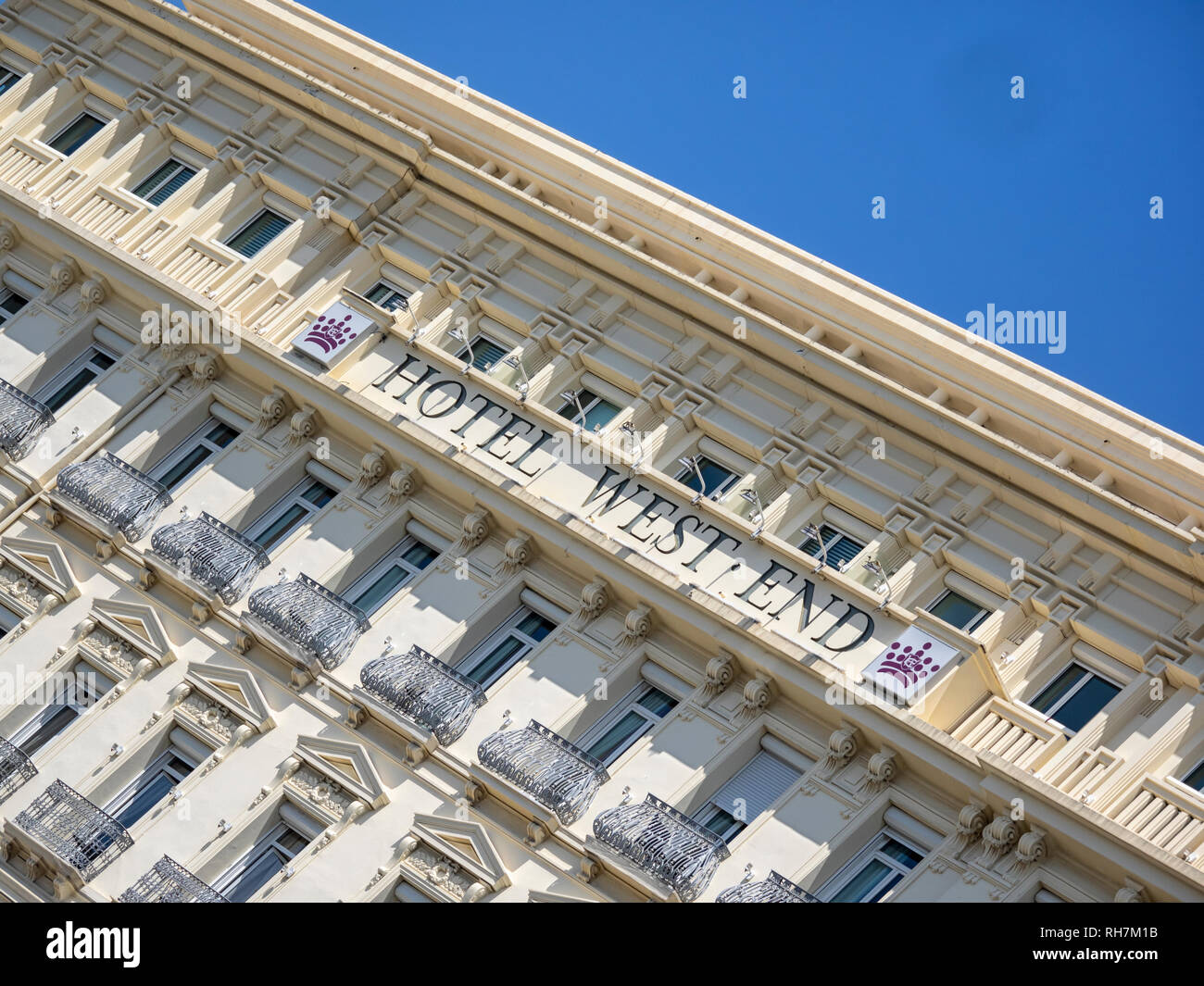 NICE, FRANCE - 29 MAI 2018 : panneau au-dessus de l'hôtel West End sur la Promenade des Anglais Banque D'Images