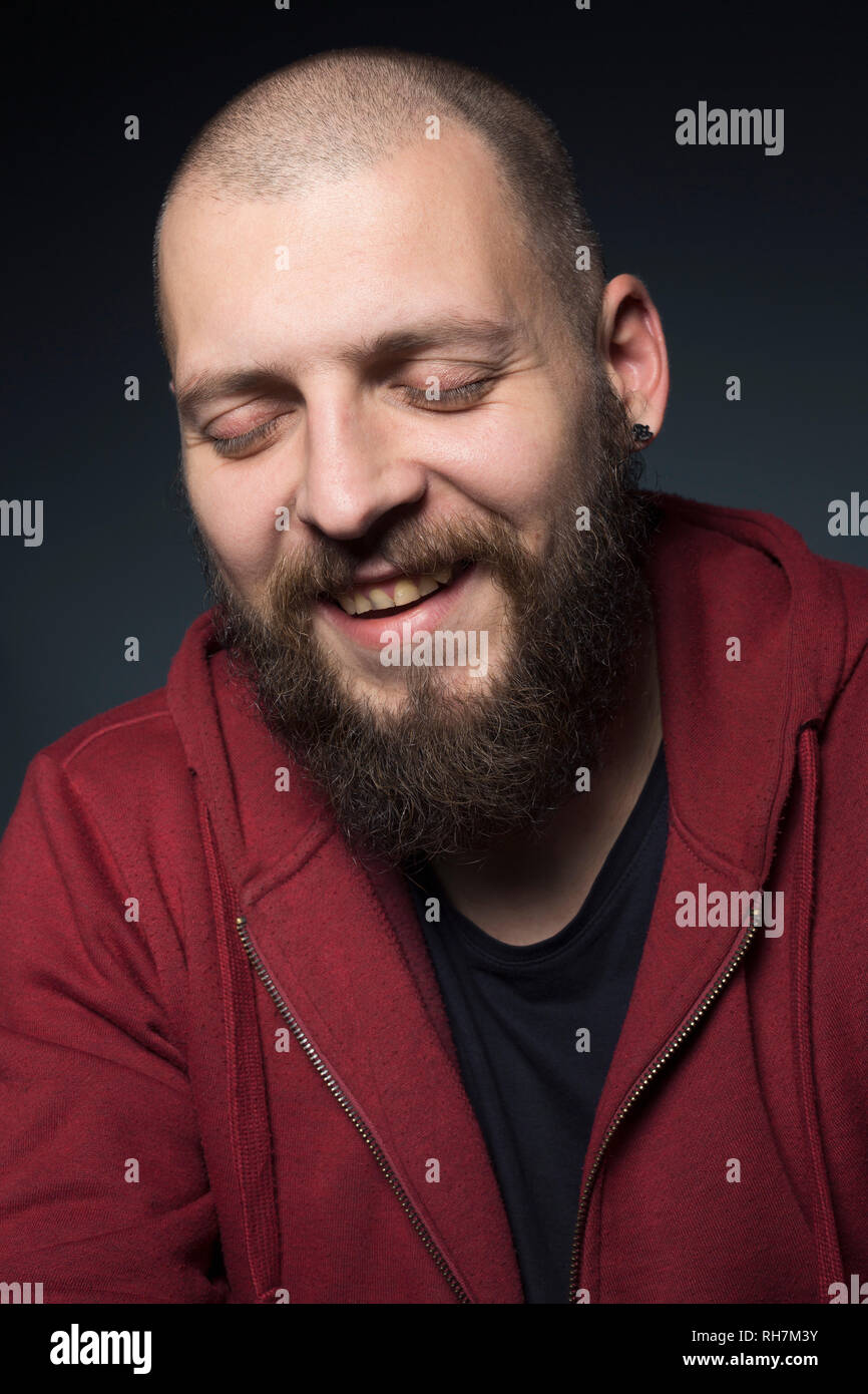 Homme avec barbe, rire avec les yeux fermés Banque D'Images