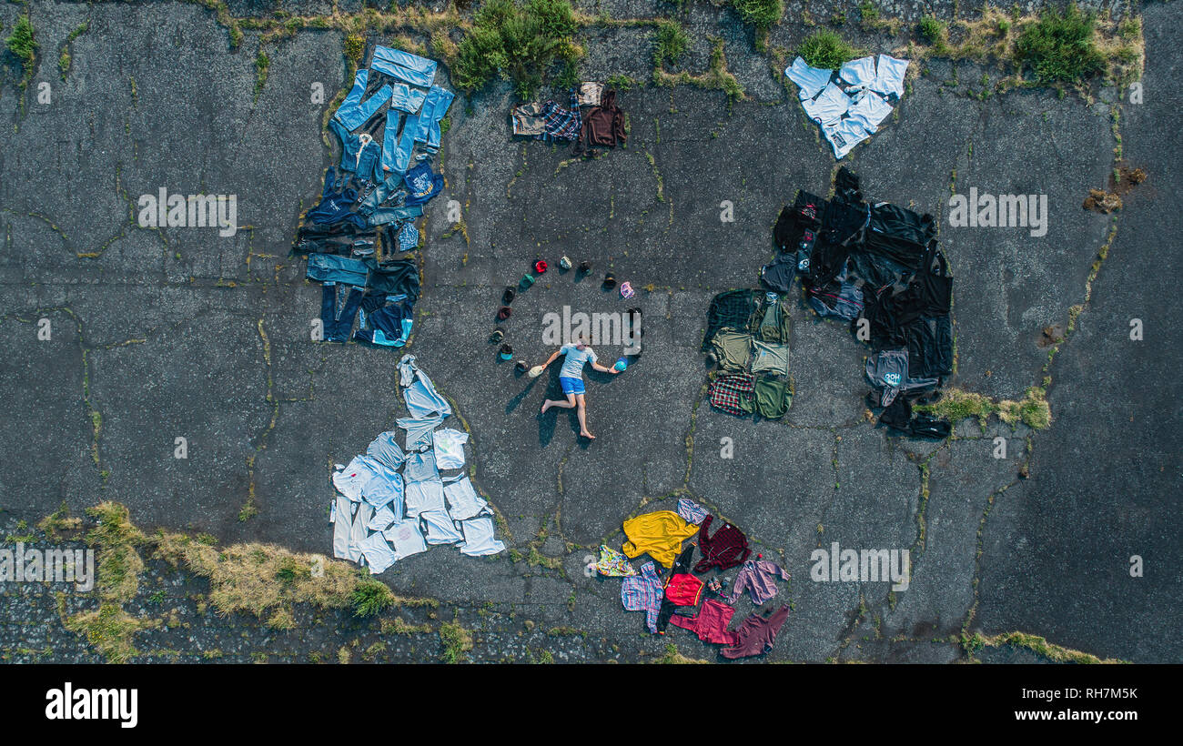 Knolling homme avec des vêtements de couleur armoire et des chapeaux Banque D'Images