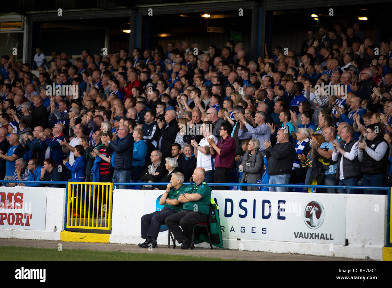 Accueil partisans dans la grande tribune acclamer leur équipe pendant la première moitié comme Coleraine Spartak Subotica Serbie de joué dans une Ligue Europa Premier tour de qualification deuxième jambe à la Showgrounds, Coleraine. Les hôtes de l'Irlande du Nord avait appelé l'écart 1-1 jambe la semaine précédente, toutefois, les visiteurs ont remporté le match retour 2-0 pour progresser au Sparta Prague face au prochain tour, regardé par une foule de 1700. Banque D'Images