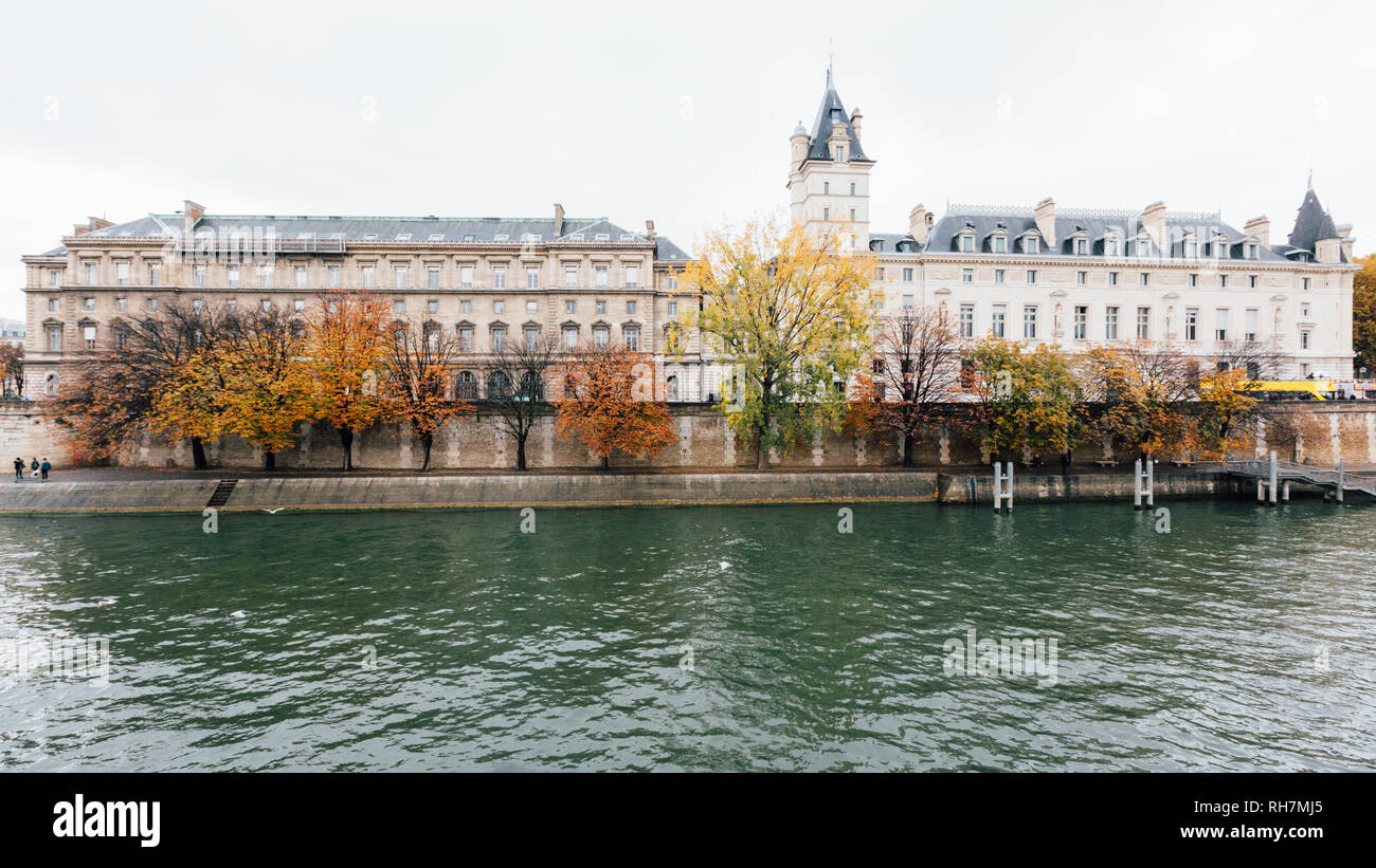 Paris (France) - marcher le long de la Seine dans une journée d'hiver Banque D'Images