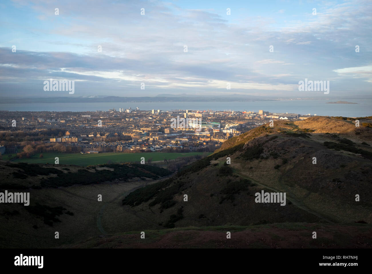 La vue vers le nord depuis le haut de Arthur's Seat à Édimbourg, à l'Hibernian Football Club au stade de la route de Pâques et Leith visible. Arthur's Seat est un monument Hill dans le centre de Holyrood Park, un point de vue populaire donnant sur Édimbourg. Banque D'Images