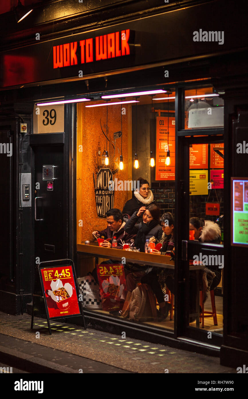 Restaurant Wok pour marcher dans le West End de Londres, le quartier des divertissements. Wok de marcher est une chaîne de base NL Asian fusion cuit au wok, restauration rapide Banque D'Images