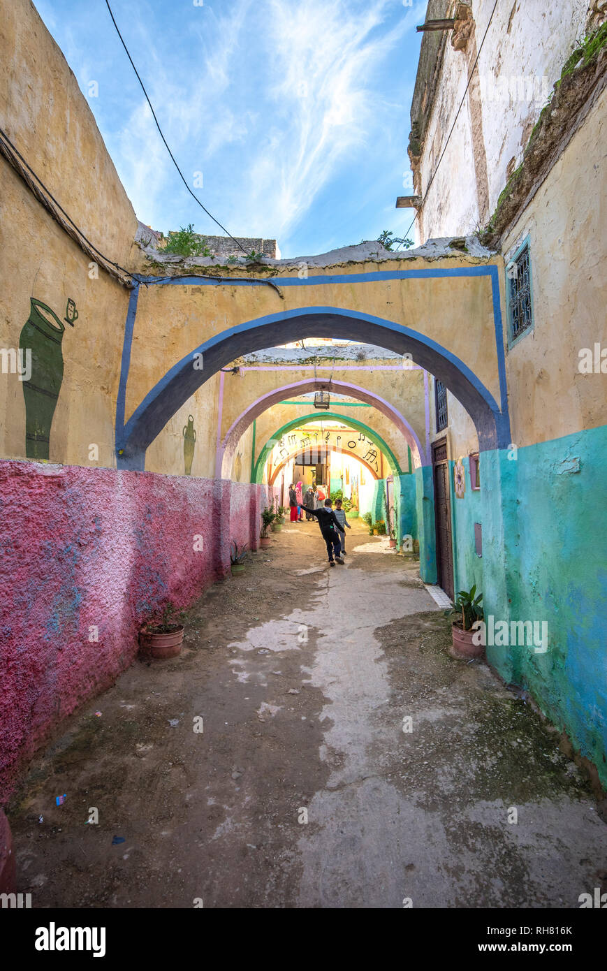 Peint en couleur dans la rue de l'ancienne médina de Meknès. La ville ancienne et la plus ancienne capitale et l'une des quatre villes impériales du Maroc. Banque D'Images