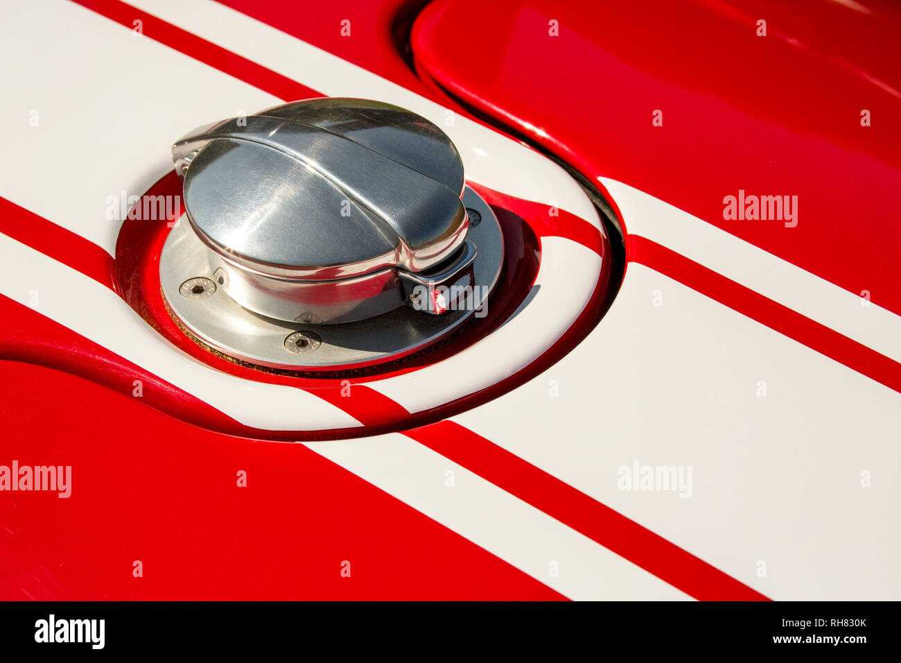 Un Morgan 3-roues le bouchon de carburant représentant racing stripes et représentant l'esprit du sport automobile. Banque D'Images