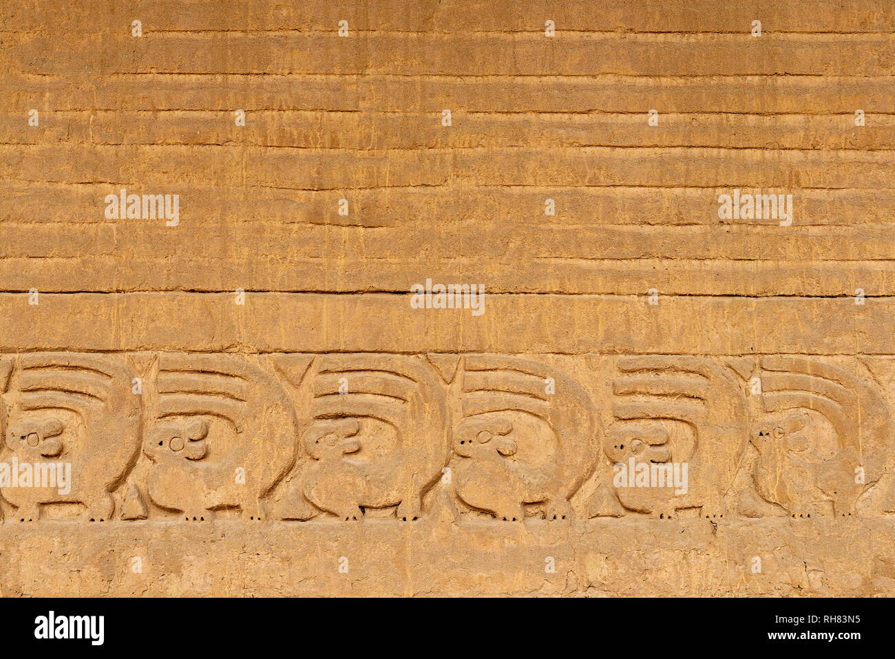 Un bas-relief d'écureuils sur un mur d'adobe dans le site du patrimoine mondial de l'Unesco de Chan Chan près de Trujillo, Pérou. Banque D'Images
