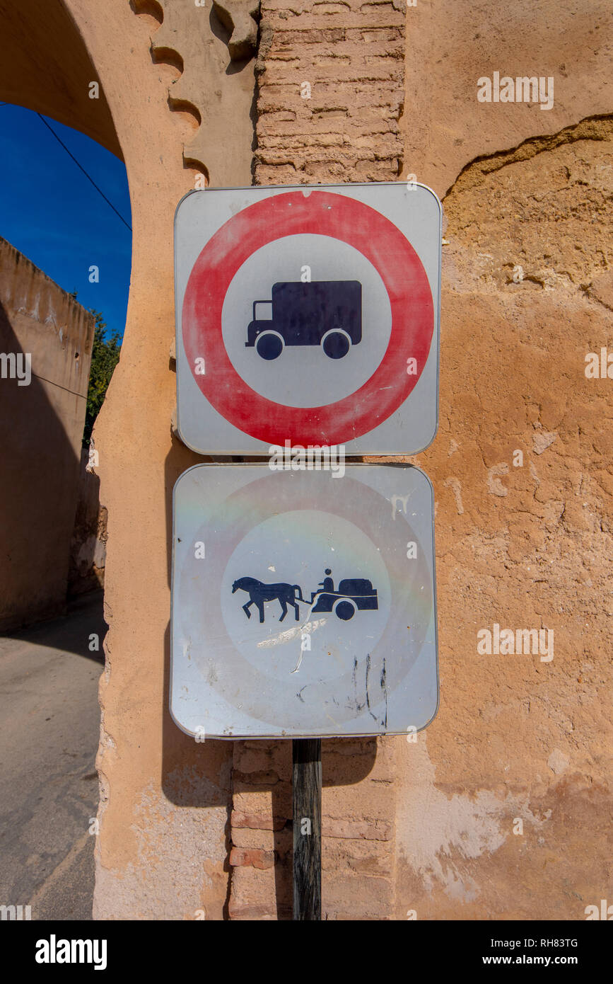 Combinaison de panneaux routiers : l'interdiction de l'adoption de chariots et l'interdiction des camions. Pas de cheval ou de chariots. Meknes, Maroc Banque D'Images