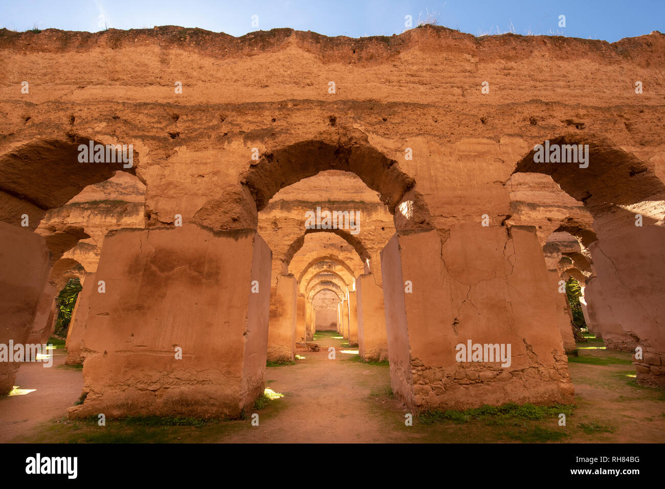 Panorama de l'ancien de l'arches en ruine Royal massive écuries et greniers de Moulay Ismail dans la ville impériale de Meknès, Maroc Banque D'Images