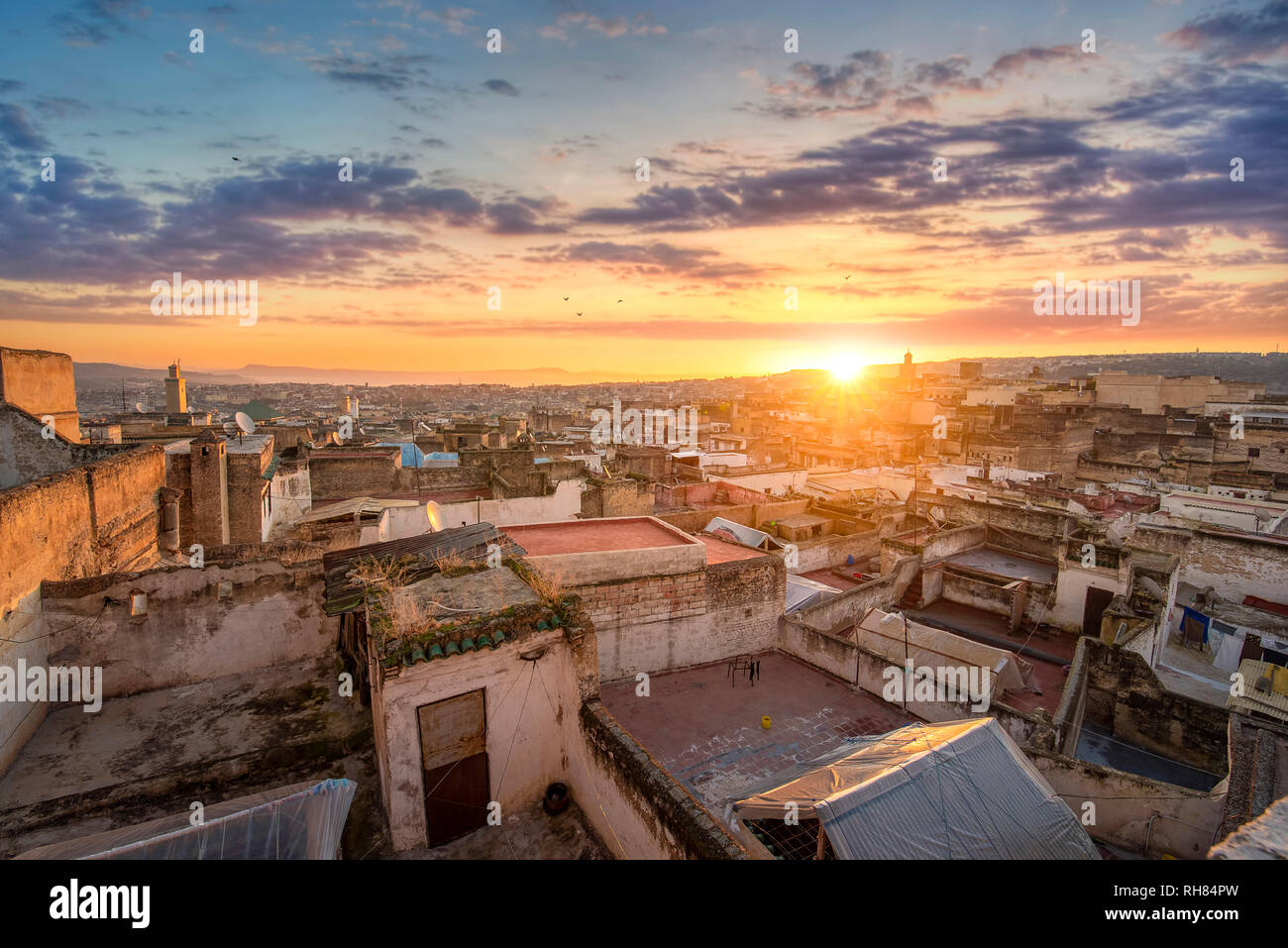 Vue de l'ancienne médina de Fès Fès ( Maroc ) , au lever du soleil. La ville ancienne et la plus ancienne capitale du Maroc. L'une des villes impériales Banque D'Images