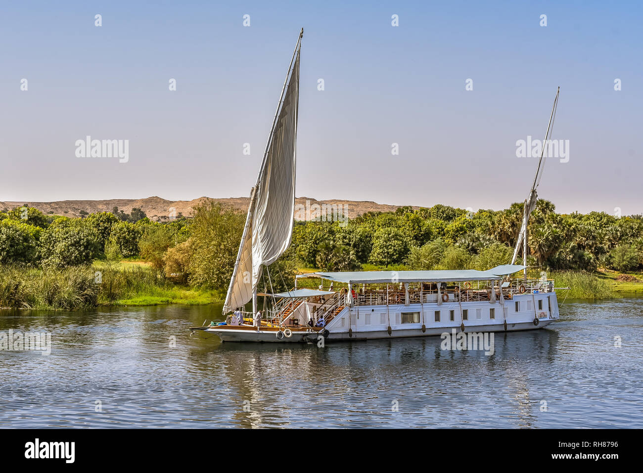 Navire à voile sur le Nil près de la côte verte et le désert, les touristes de détente sur le pont, le Nil, l'Egypte, le 23 octobre 2018 Banque D'Images