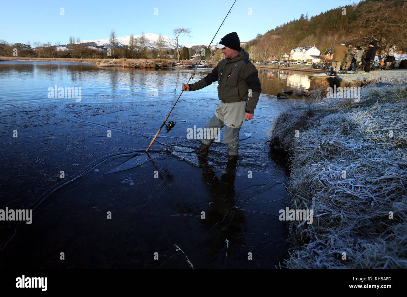 Gary Clark se brise la glace sur la rivière Teith à Callander, près de Stirling, le jour de l'ouverture de la saison de pêche du conseil de Stirling. Banque D'Images