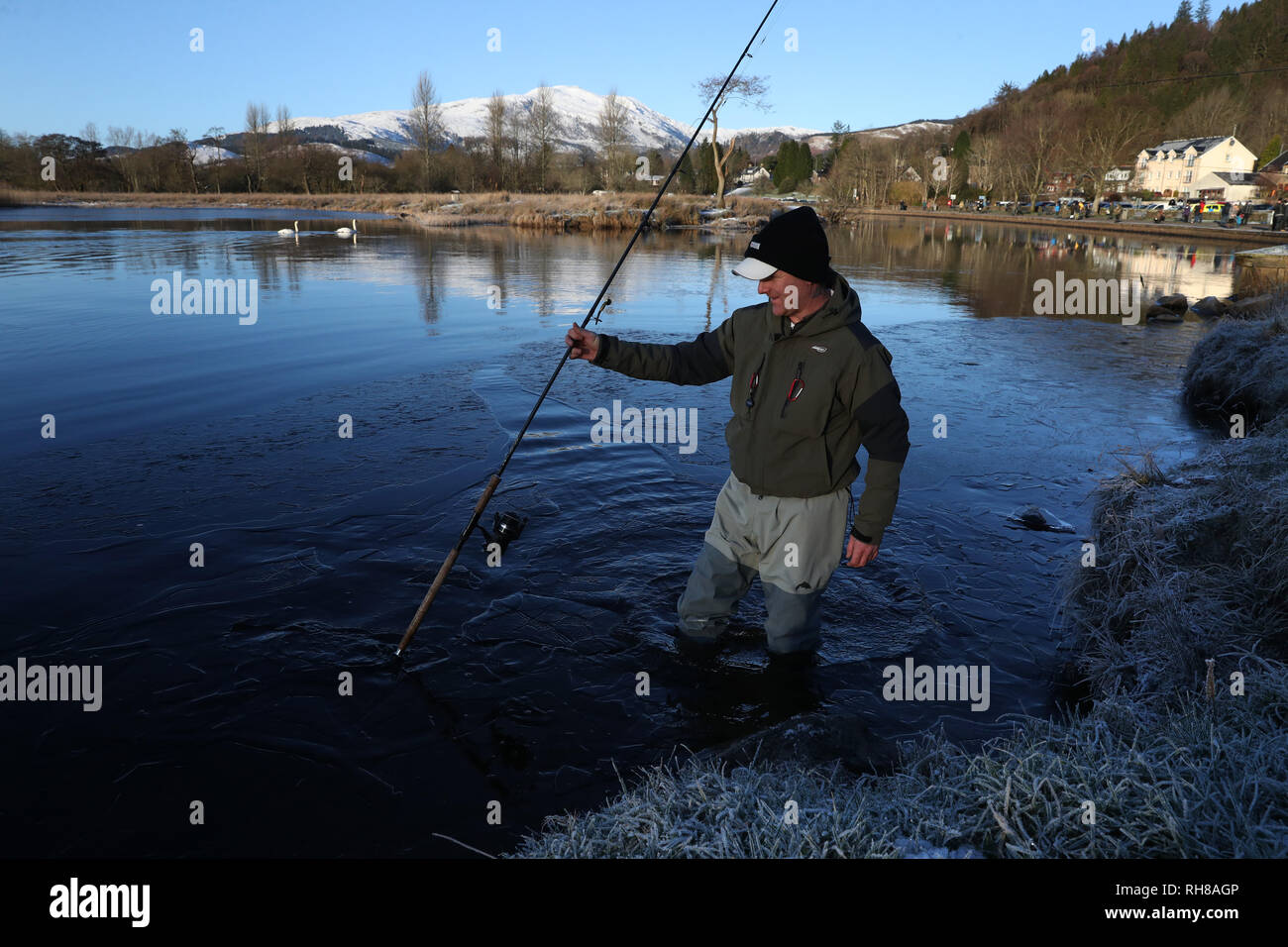 Gary Clark se brise la glace sur la rivière Teith à Callander, près de Stirling, le jour de l'ouverture de la saison de pêche du conseil de Stirling. Banque D'Images