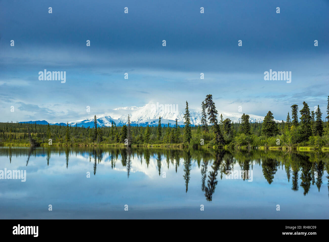 Paysage avec lac et le Mont Sanfort dans Wrangell-St.Elias National Park, Alaska Banque D'Images