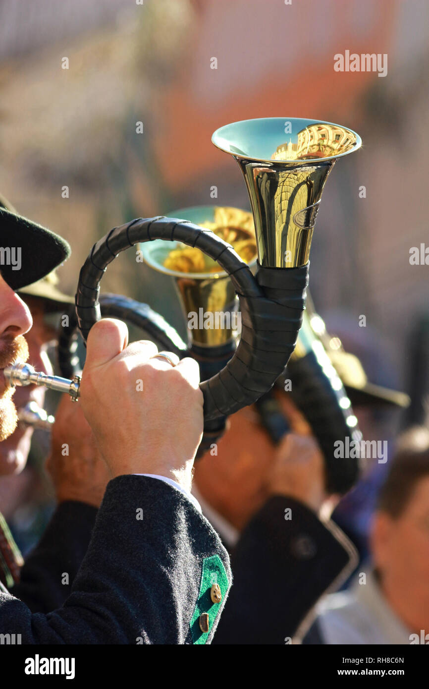 Deux hommes avec des vêtements traditionnels et hats blowing sur cors de chasse, close-up Banque D'Images