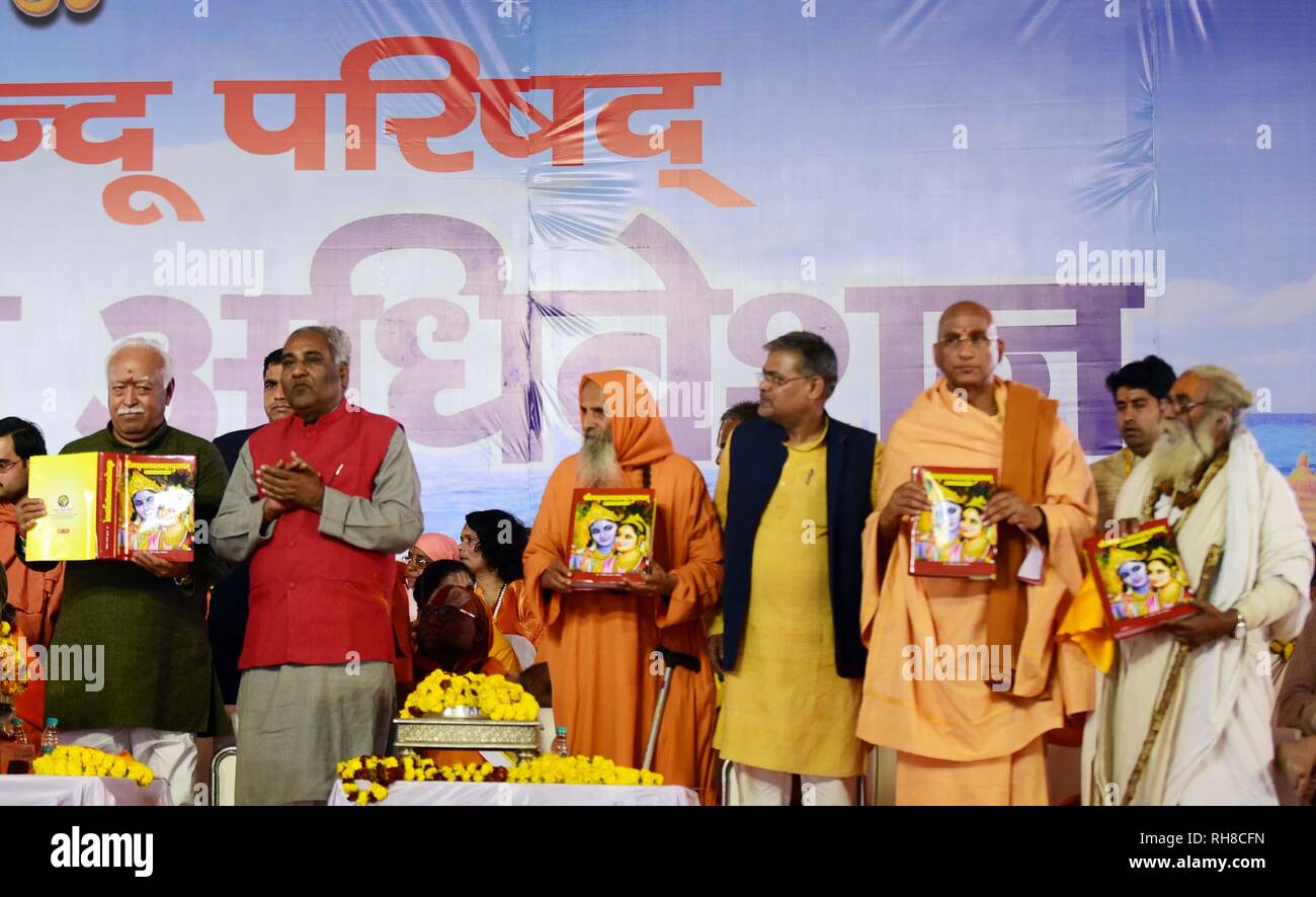 Allahabad, Inde. 06Th Feb 2019. RSS Chef Mohan Bhagwat avec d'autres personnes avec un livre en version Dharm Sansad appelé par Vishwa Hindu Parishad pendant Kumbh à Allahabad. Credit : Prabhat Kumar Verma/Pacific Press/Alamy Live News Banque D'Images