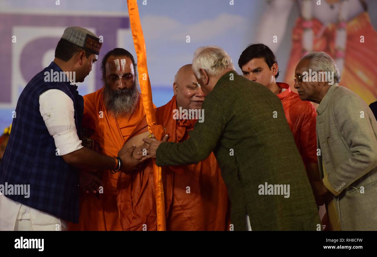 Allahabad, Inde. 06Th Feb 2019. Chef Mohan Bhagwat RSS recevoir un Sadhu à Dharma Sansad pendant Kumbh à Allahabad. Credit : Prabhat Kumar Verma/Pacific Press/Alamy Live News Banque D'Images