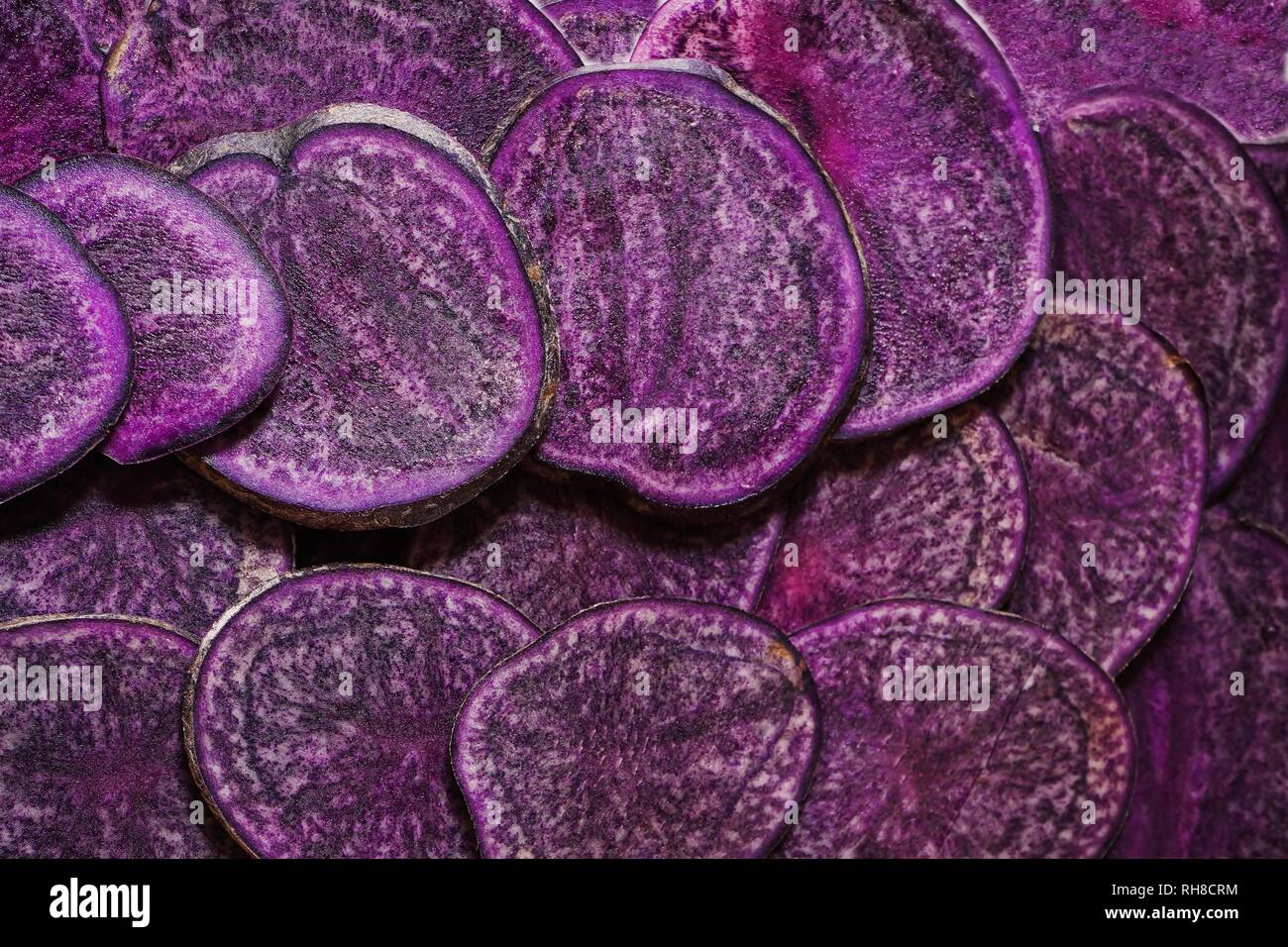 Tranches de pommes de terre violette contexte en full frame Banque D'Images