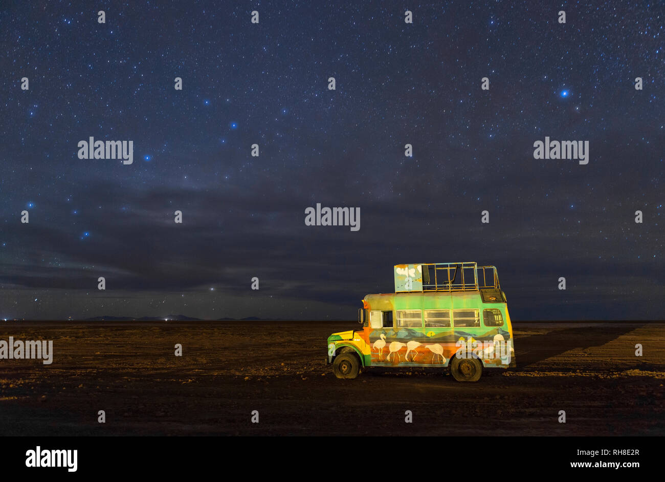 Le beau ciel de nuit près de la télévision Sel Uyuni (Salar de Uyuni) avec un tour bus stationné à l'avant-plan, la Bolivie, l'Amérique du Sud. Banque D'Images