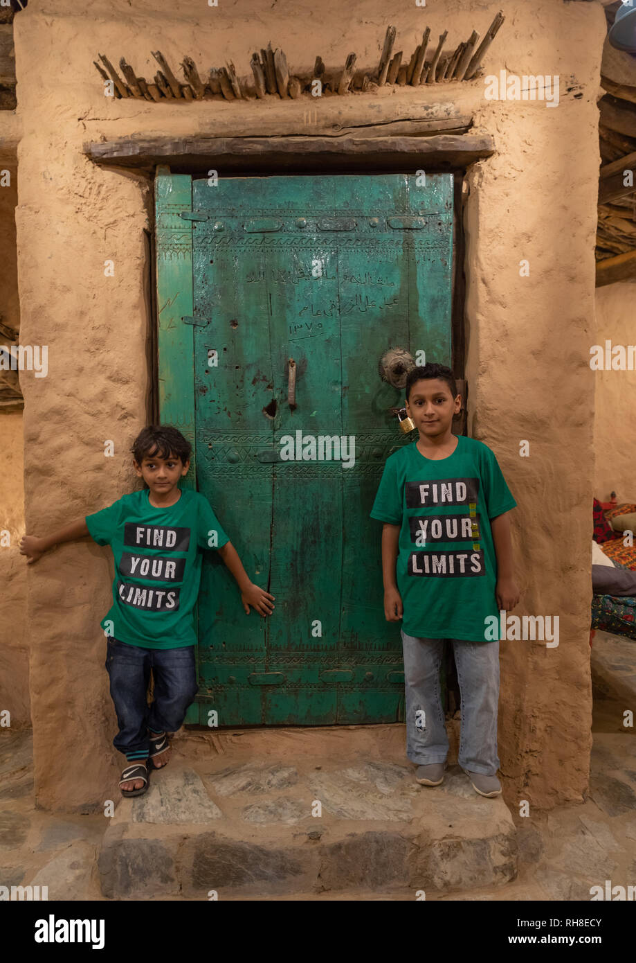 L'Arabie boys standing in front of al Jabali Baitul house, la Province de Jizan, Jizan, en Arabie Saoudite Banque D'Images