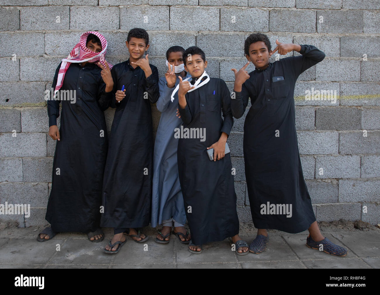 Portrait d'farasani les garçons vêtus de noir, Mer Rouge, Farasan, l'Arabie Saoudite Banque D'Images