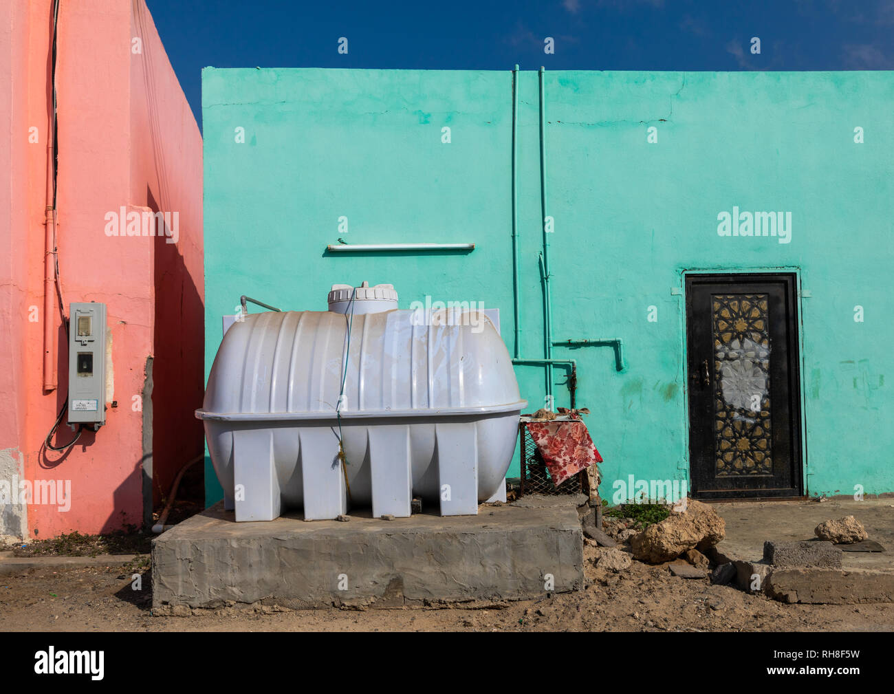 Réservoir d'eau dans la rue en face d'une maison, de la mer Rouge, l'Arabie saoudite Farasan, Banque D'Images