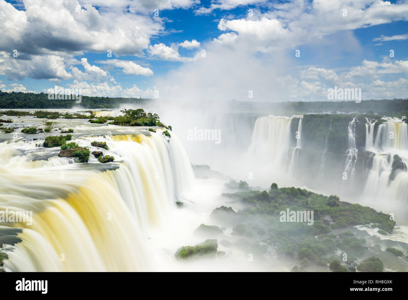 Une longue exposition panorama de l'worldfamous chutes d'Iguaçu du côté brésilien. Banque D'Images