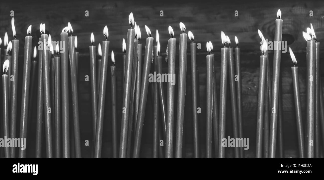 Beaucoup de brûler des bougies de cire dans le temple, photo en noir et blanc Banque D'Images
